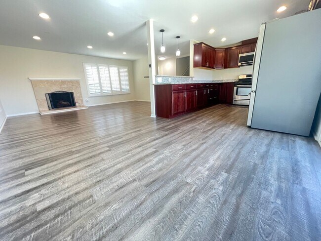 Foto del edificio - Live Large in this Outstanding 4 bed / 3 bath