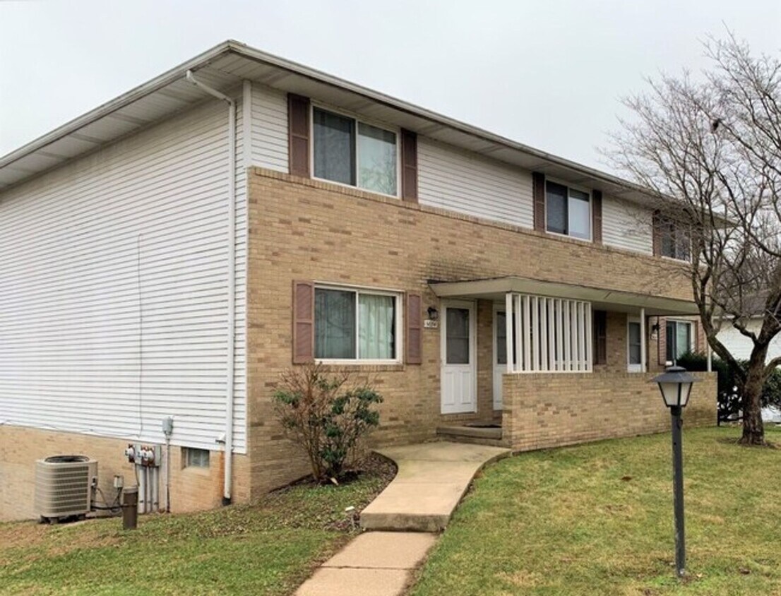 Foto principal - Large Two Bedroom Townhouse with Garage in...
