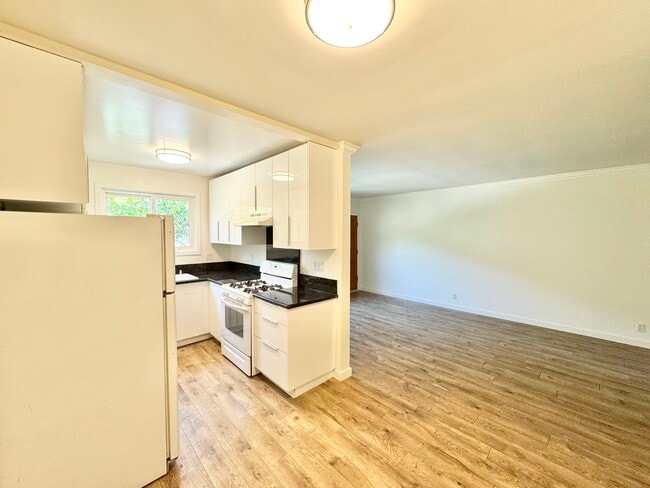Building Photo - 14041 Moorpark St