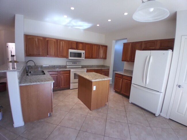Foto del edificio - 4 bedroom 3 bath home with a pool in Sierr...