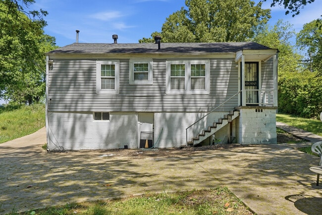 Building Photo - 517 11th Ct W