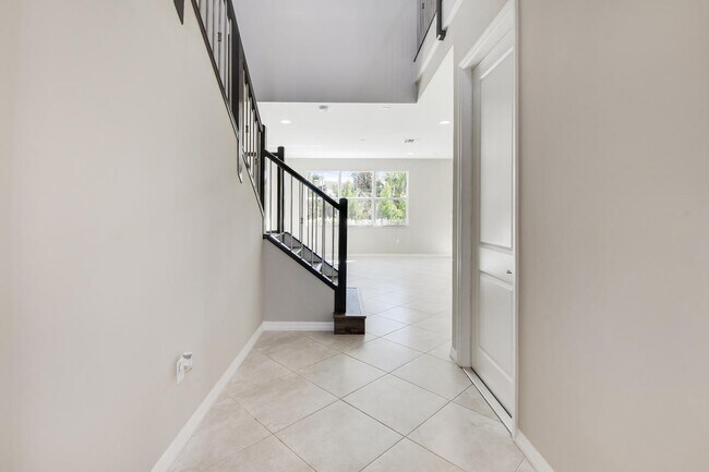 Building Photo - 12844 Trevi Isle