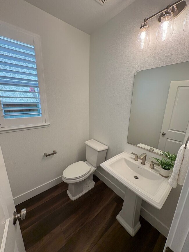 Foto del edificio - Beautiful 4 Bedroom 3 Bath Brentwood Home With SOLAR