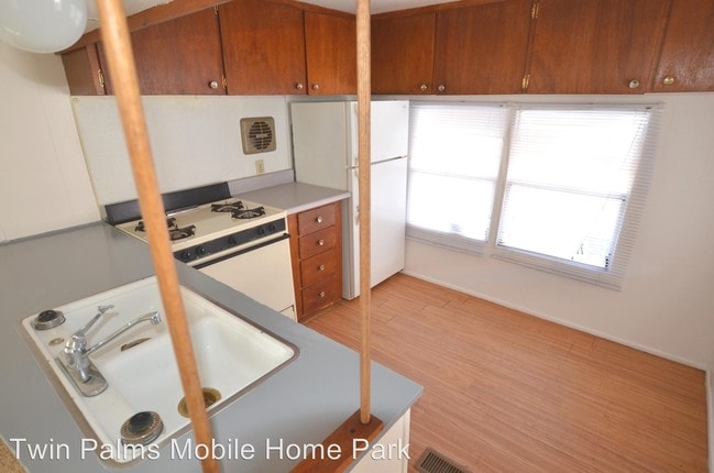 Building Photo - 4541 N Old Romero Rd