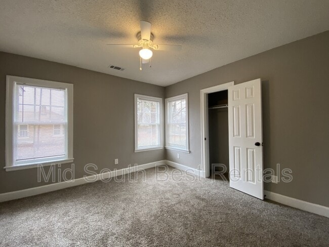 Building Photo - 685 E Davant Ave