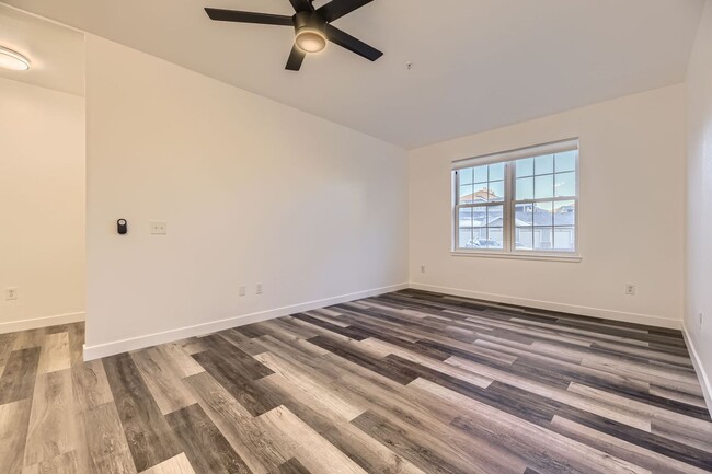 Building Photo - **Fully Updated 2-Bedroom Condo with New A...