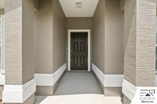 Foto del edificio - LIKE NEW 4/2/2 ON A CUL DE SAC IN BEAUTIFUL SEMINOLE WOODS