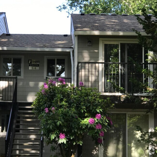 Sellwood Apartments for Rent with a Swimming Pool Beaverton, OR 1