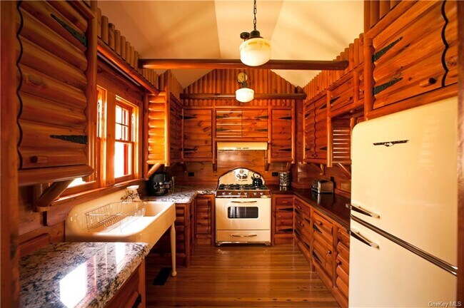 Building Photo - 77 Lake Dr