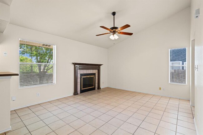 Foto del edificio - 16031 Fitchburg Cir