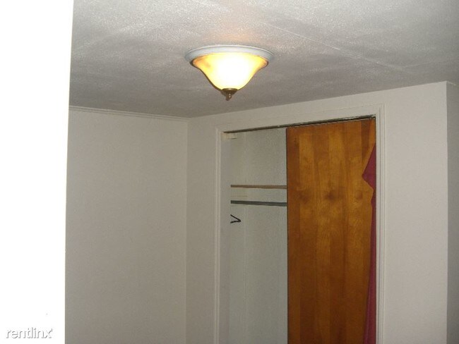 Building Photo - 558 Goucher St