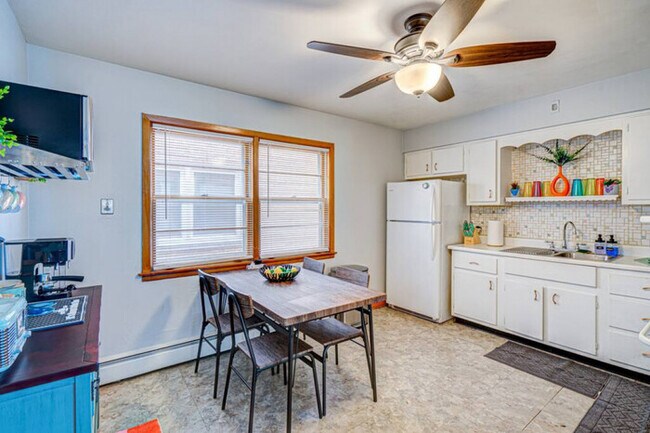 Foto del edificio - Elmwood Park 2 BR Condo (Great for Kids!)