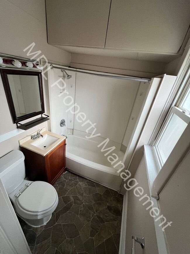 Building Photo - 3 Bedroom Home Available Now!