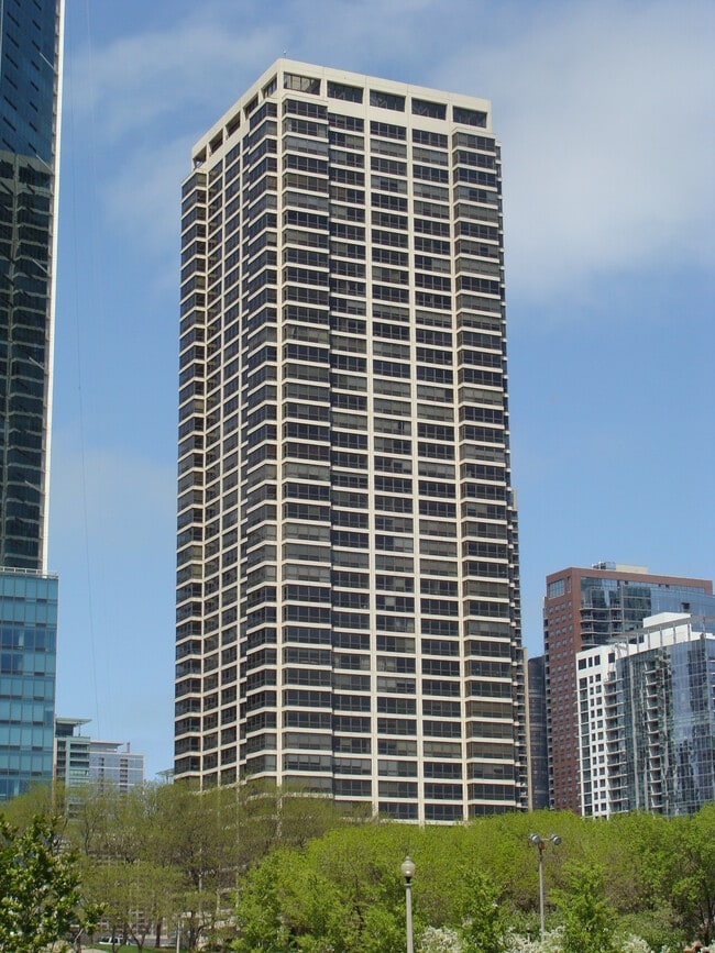 Building Photo - 360 E Randolph St