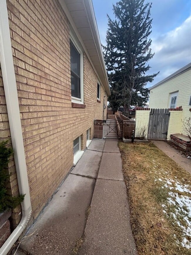 Building Photo - 419 W 5th Ave