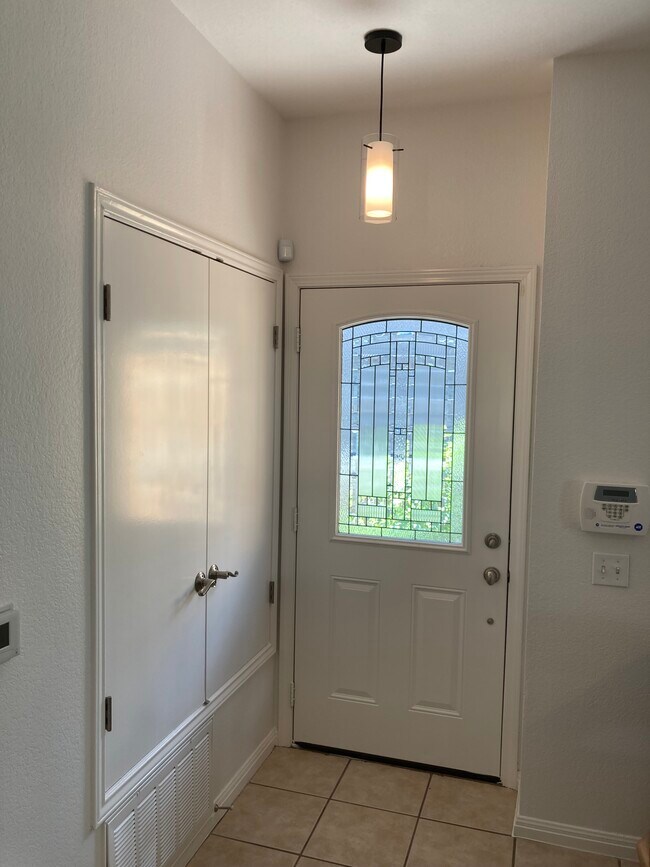 Building Photo - 2004 E 9th St