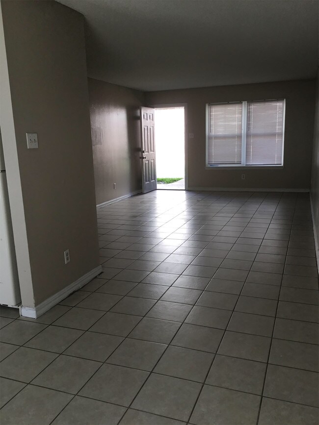Building Photo - 4421 Windsor Dr