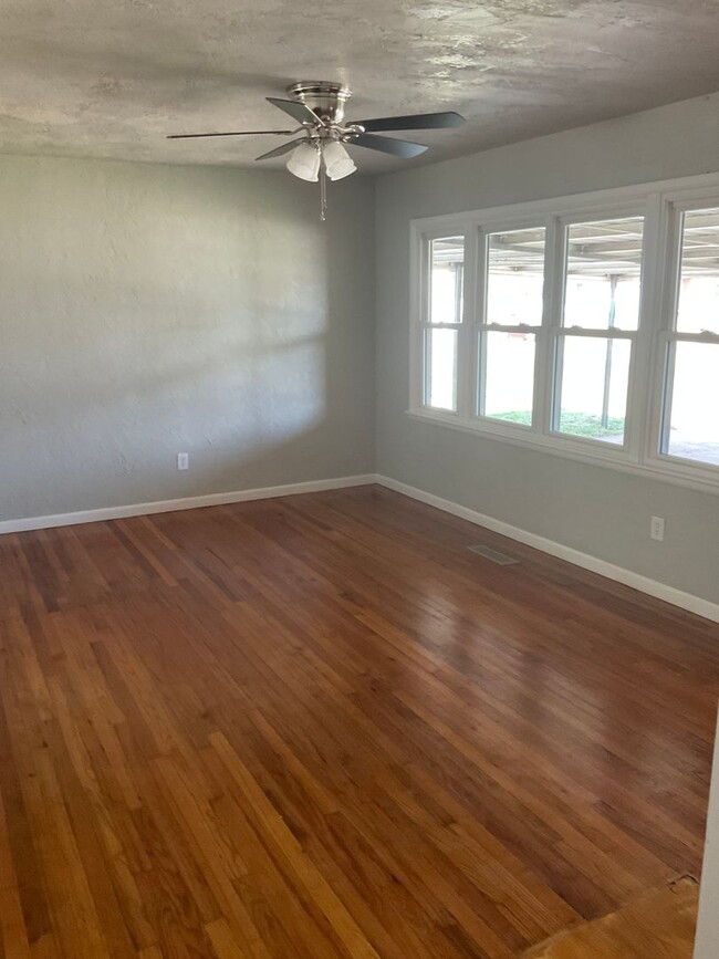 Building Photo - Four bedroom home