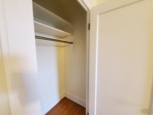 Building Photo - Cute 2 bedroom cottage on corner lot