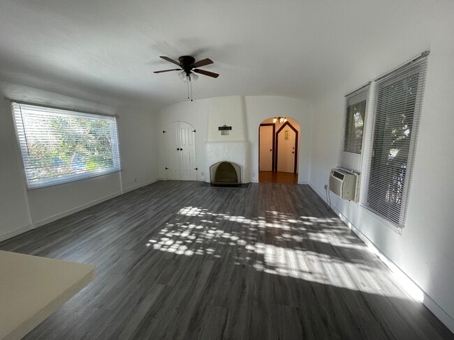 Building Photo - 3133 Hollycrest Dr