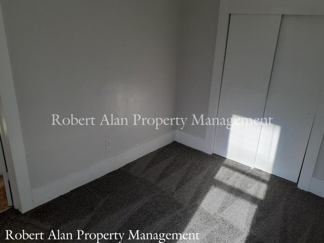 Building Photo - 104 SE 4th St