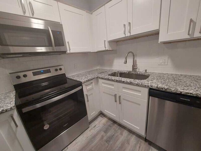 Foto del edificio - 1861 E 78th St