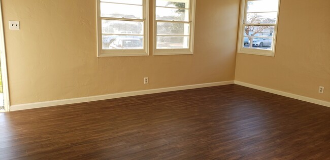Building Photo - 2 bedrooms/1 bath with garage
