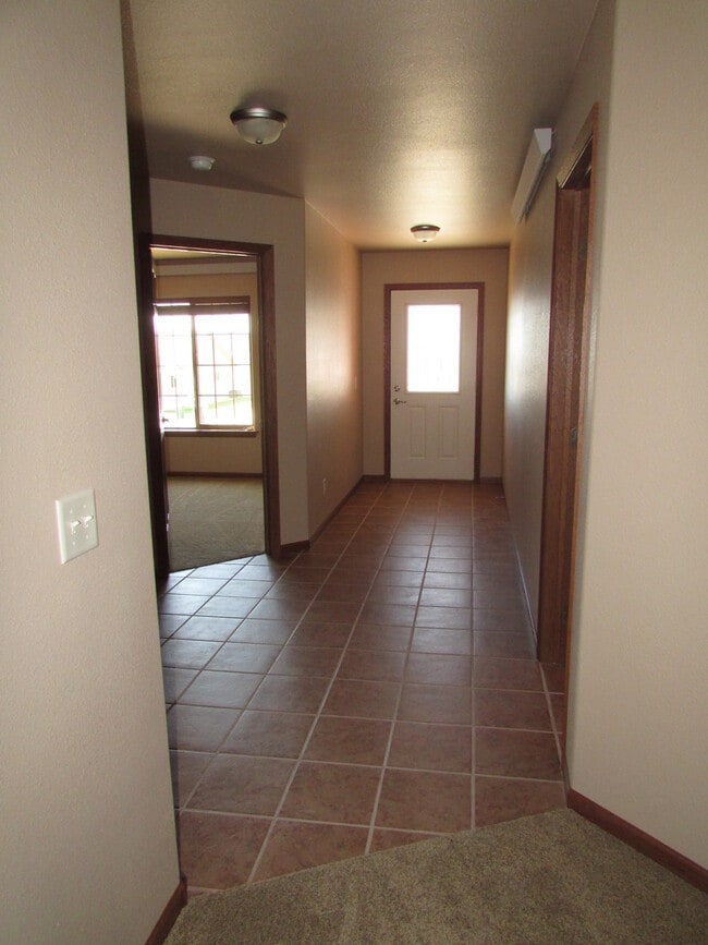 Building Photo - 2 BEDROOM | 2 BATH | DOUBLE GARAGE | SOUTH