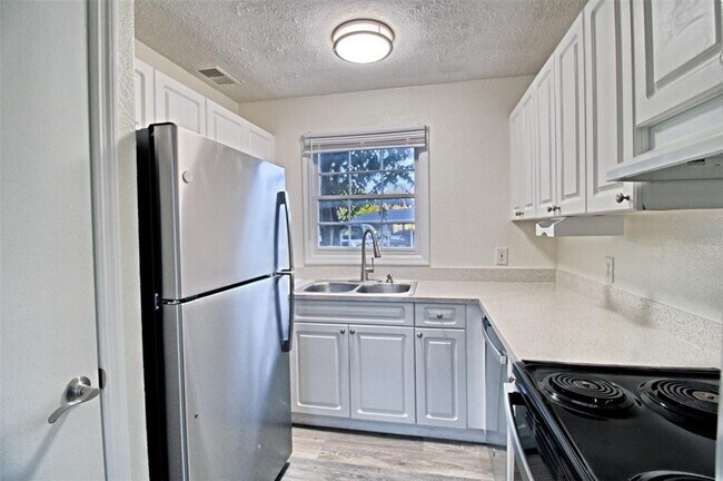 Foto del edificio - 13708 Orange Sunset Dr