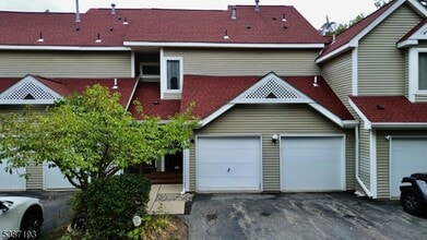 Building Photo - 32 Pine Hollow Ct