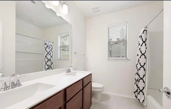 Foto del edificio - 100 Jarbridge Dr