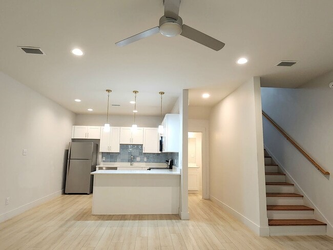 Building Photo - Gulf Shores 2/2.5 cottage available now