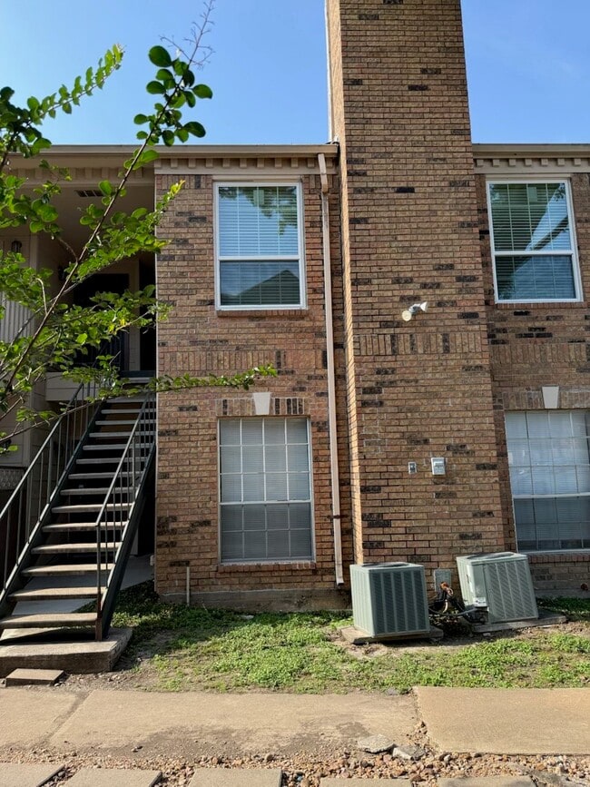 Building Photo - 2626 Holly Hall St