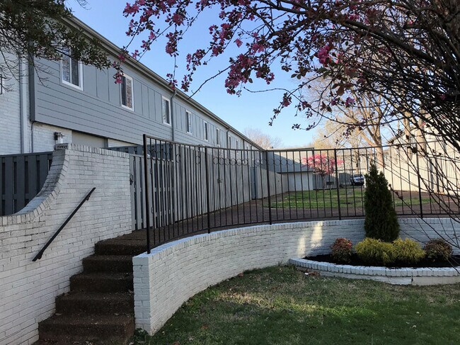 Vista del patio - 1900 Richard Jones Rd
