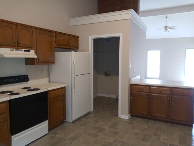 Building Photo - 5529 Oak Branch Cir S
