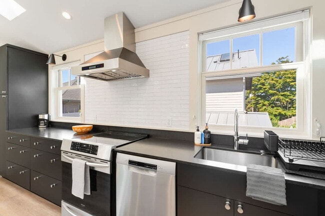 Building Photo - 3224 13th Ave W