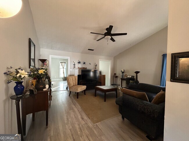 Foto del edificio - 6031 Ambassador Dr