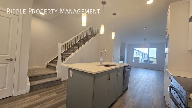 Photo du bâtiment - Modern 3 Beds, 3 Baths Duplex | No Pets Al...