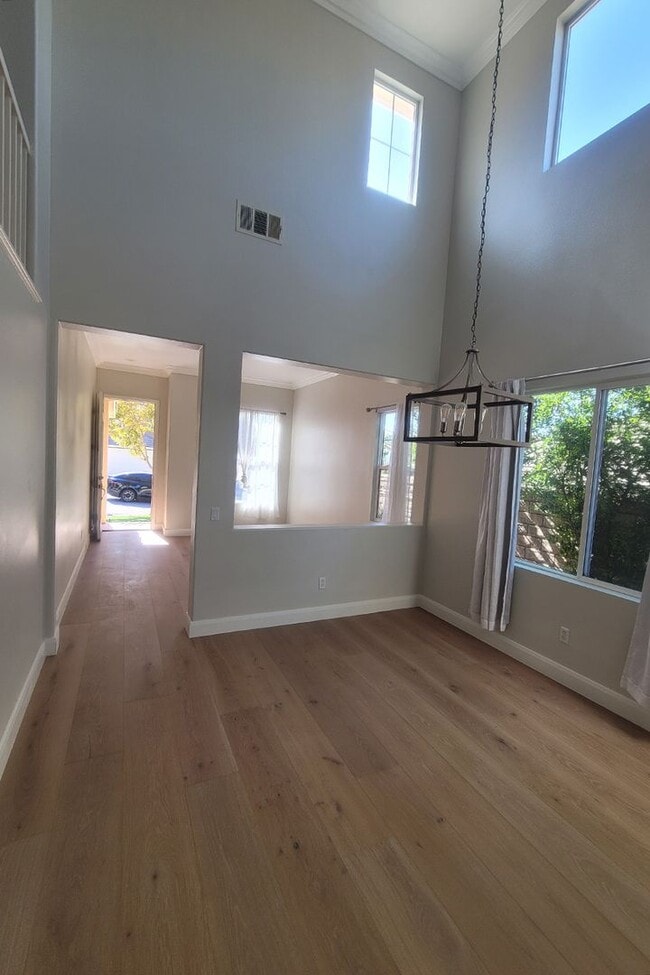 Foto del edificio - Wonderful 4+3 Bright-Sunny-Open in great Area!