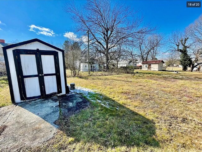 Foto del edificio - 721 E Morehead St