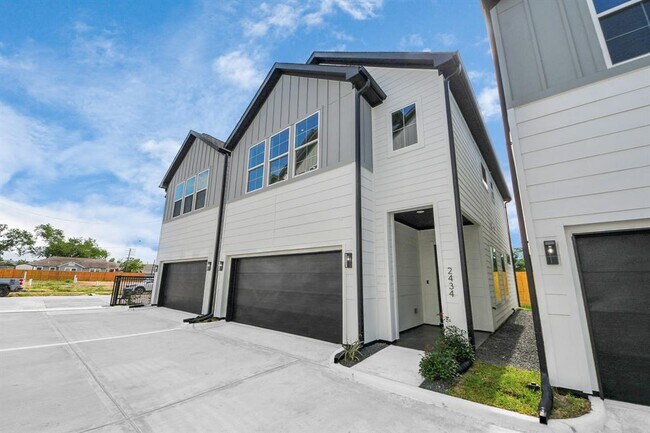 Foto del edificio - 2434 Harrington St
