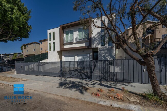 Foto del edificio - 5239-5241 Huntington Dr -