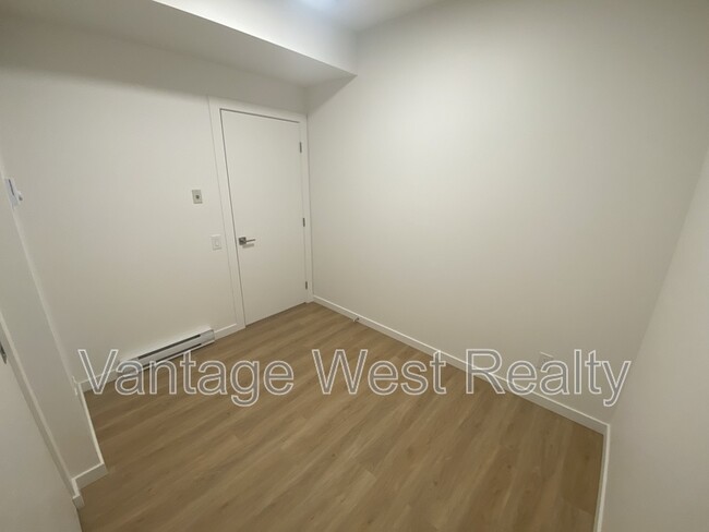 Building Photo - 604-604 Cawston Ave