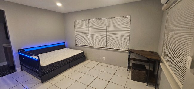 Foto del edificio - 1448 W 31st St