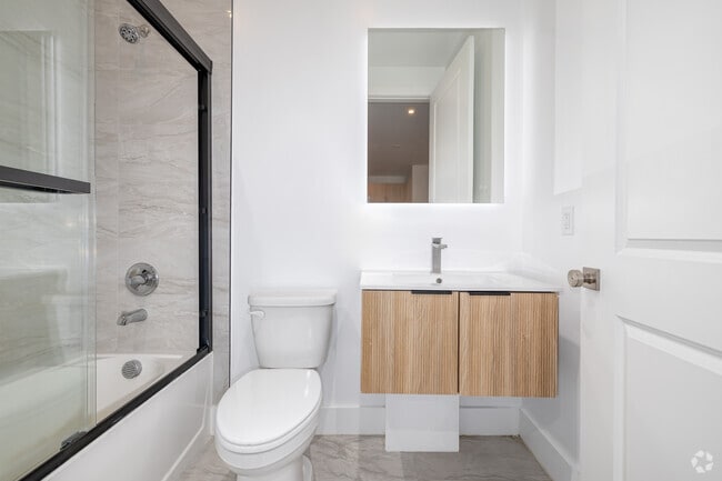 2BR, 1BA - 1099SF - Bathroom - 684 Main Ave