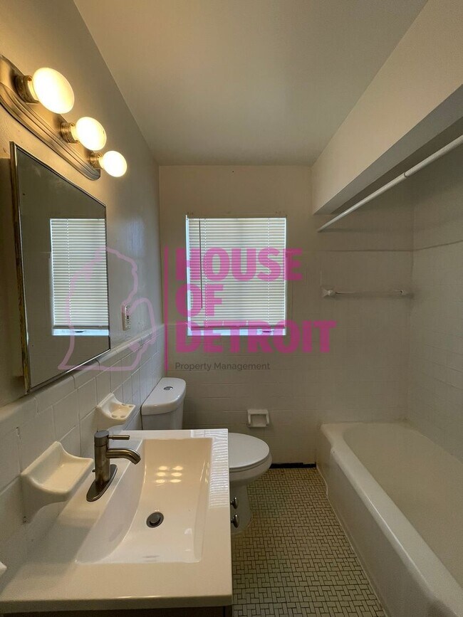 Foto del edificio - 3 BEDROOM 2 BATH BUNGALOW FREE PRE-SCREEN