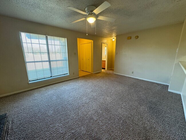Building Photo - 1701 Cedarview Cir