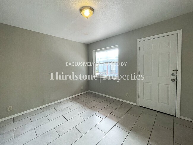 Foto del edificio - 1437 W 26th St