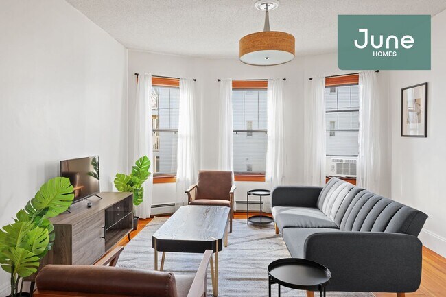 Building Photo - Room Only in 4-bed/1.0-bath Home