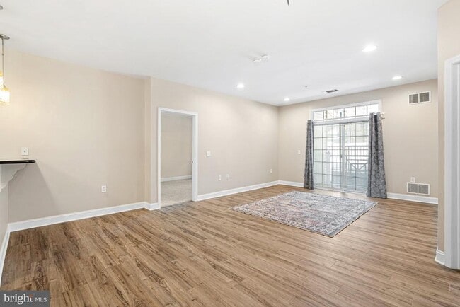 Building Photo - 200 W Elm St